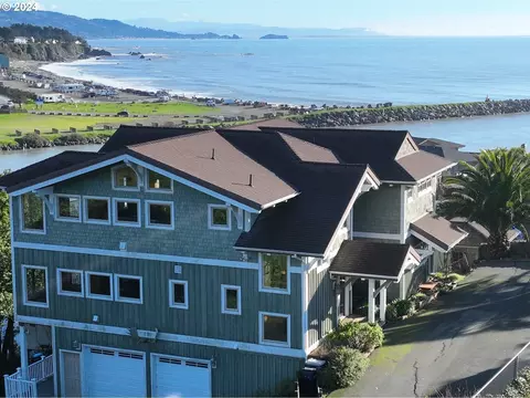 180 Del Norte Ln, Brookings, OR 97415