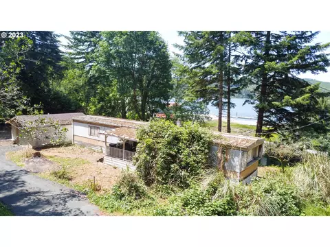 67064 Heron Rd, North Bend, OR 97459