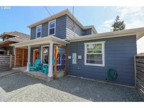 662 S 11th St, Coos Bay, OR 97420