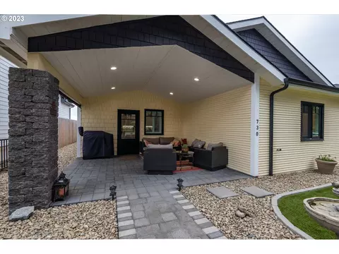 730 Seabird Dr SW, Bandon, OR 97411