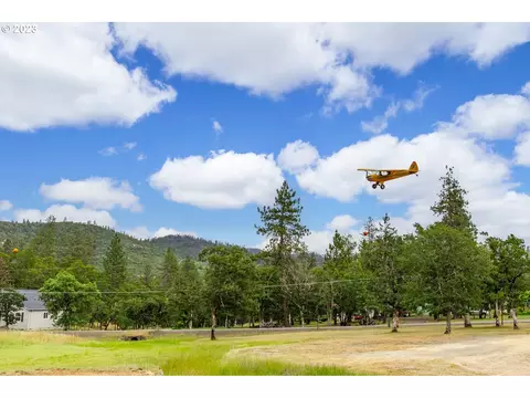 600 Rogue Air Dr, Shady Cove, OR 97539