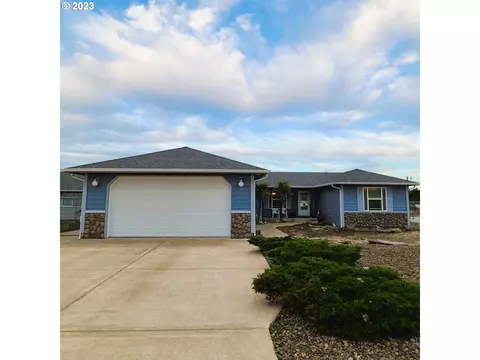 121 NW Alsea Bay Dr, Waldport, OR 97394