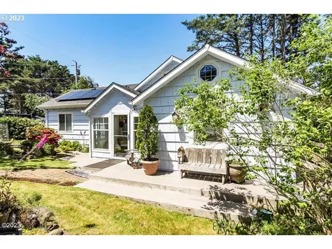 1835 NW 32nd St, Lincoln City, OR 97367
