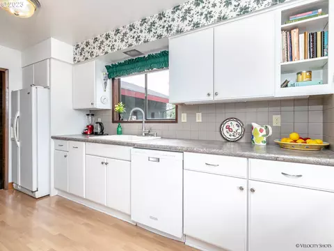 Kitchen - 35170 SE Highway 211, Boring, OR 97009 photo 3 of 4