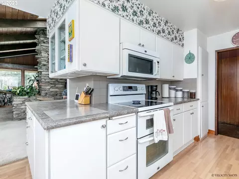 Kitchen - 35170 SE Highway 211, Boring, OR 97009 photo 2 of 4