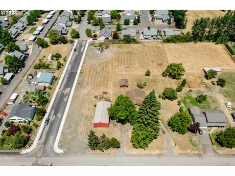 915 Sommerville Loop, Harrisburg, OR 97446