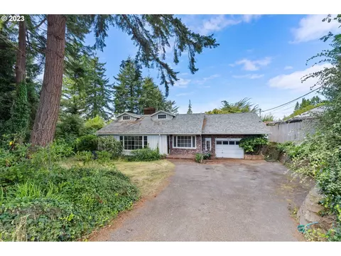 1476 Redwood Ave, Coos Bay, OR 97420