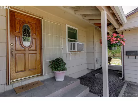 1879 F St, Springfield, OR 97477