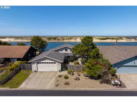 8 Wild Winds St, Florence, OR 97439