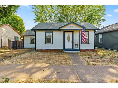 954 Elm St, Junction City, OR 97448