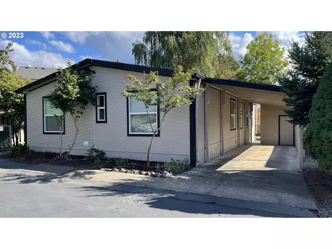 301 E Columbia Dr #39, Newberg, OR 97132