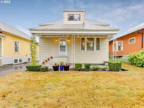 2207 SE Tibbetts St, Portland, OR 97202