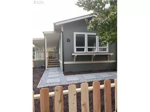 98825 Pleasant Hill Dr #8, Brookings, OR 97415