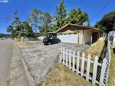 2609 Fir St, North Bend, OR 97459