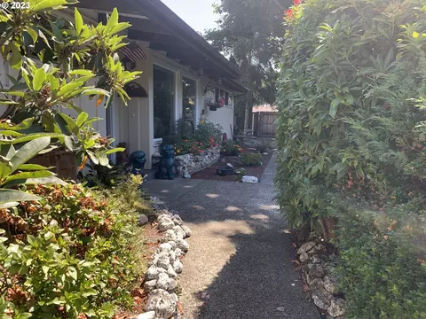 1610 Ocean Blvd, Coos Bay, OR 97420