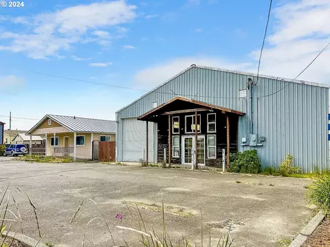 750 N Lake Rd, Lakeside, OR 97449