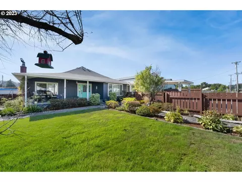 155 N 8th St, Lakeside, OR 97449