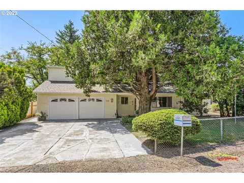 8220 SW Taylors Ferry Rd, Tigard, OR 97223