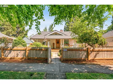 8827 SE Alder St, Portland, OR 97216