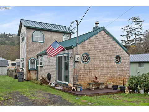 418 S Anchor St, Rockaway Beach, OR 97136