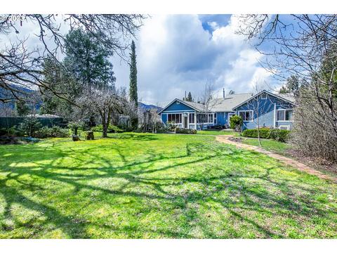48111 Singletary Dr, Oakridge, OR 97463