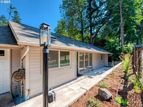 430 Lochmoor Pl, Eugene, OR 97405
