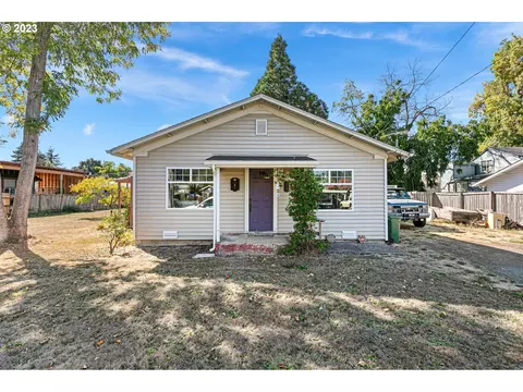 633 S 12th St, Cottage Grove, OR 97424