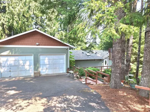 4995 Lake Dr, Florence, OR 97439