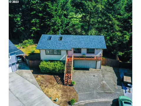 1127 Hemlock Ct, Reedsport, OR 97467