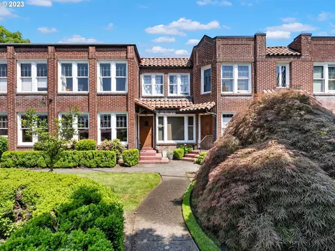 4353 NE Halsey St #8, Portland, OR 97213