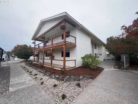 1567 1st St, Florence, OR 97439