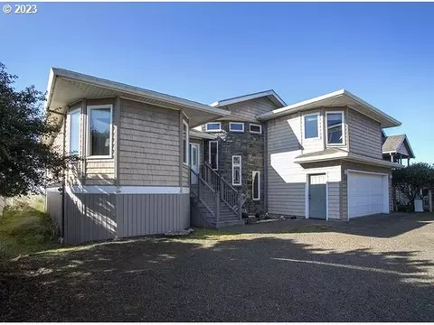 1225 N Pacific Ln, Rockaway Beach, OR 97136