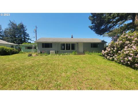448 10th Ct, Coos Bay, OR 97420