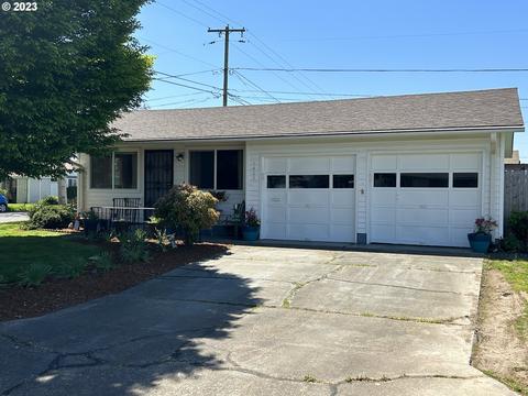 1403 Country Club Cir, Woodburn, OR 97071