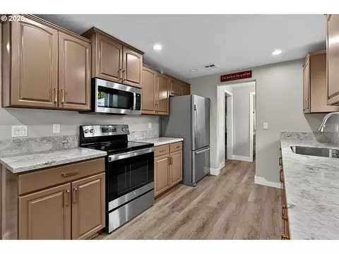 Kitchen - 2460 Debra Dr, Springfield, OR 97477 photo 3 of 4