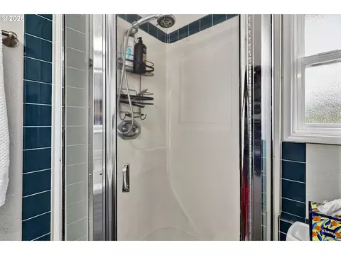 Bath - 2460 Debra Dr, Springfield, OR 97477 photo 4 of 4