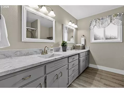 Bath - 2460 Debra Dr, Springfield, OR 97477 photo 1 of 4
