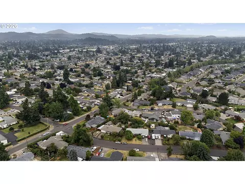 View/Area - 2460 Debra Dr, Springfield, OR 97477 photo 6 of 6