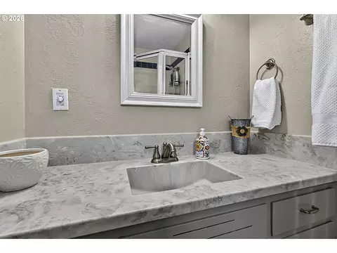 Bath - 2460 Debra Dr, Springfield, OR 97477 photo 3 of 4