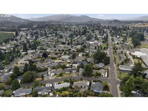 View/Area - 2460 Debra Dr, Springfield, OR 97477 photo 5 of 6