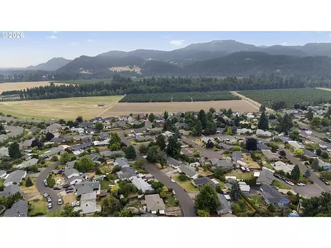 View/Area - 2460 Debra Dr, Springfield, OR 97477 photo 4 of 6