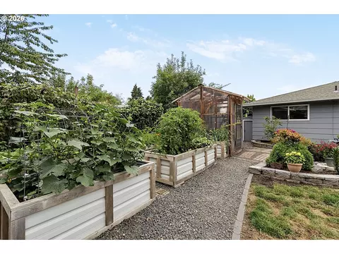 Exterior - 2460 Debra Dr, Springfield, OR 97477 photo 5 of 11