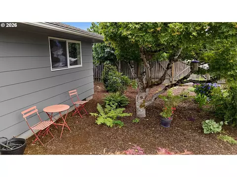 Exterior - 2460 Debra Dr, Springfield, OR 97477 photo 6 of 11