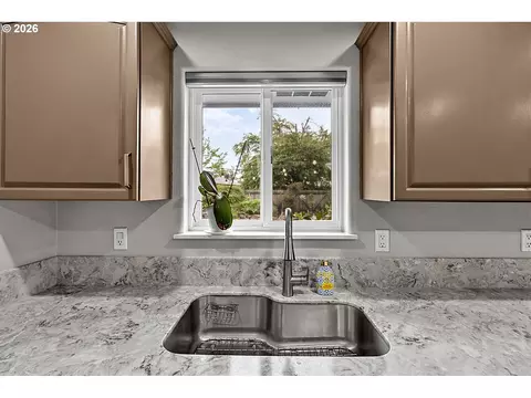 Kitchen - 2460 Debra Dr, Springfield, OR 97477 photo 2 of 4