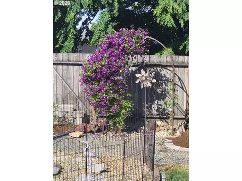 2460 Debra Dr, Springfield, OR 97477 photo 5