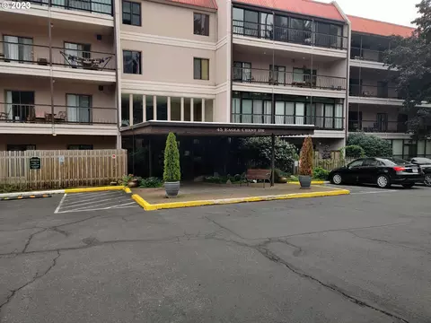 45 Eagle Crest Dr #402, Lake Oswego, OR 97035