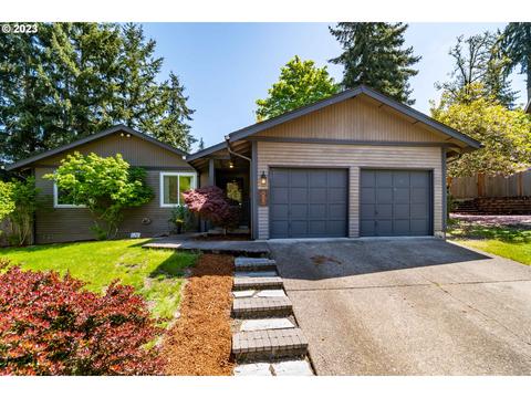 881 S 67th St, Springfield, OR 97478
