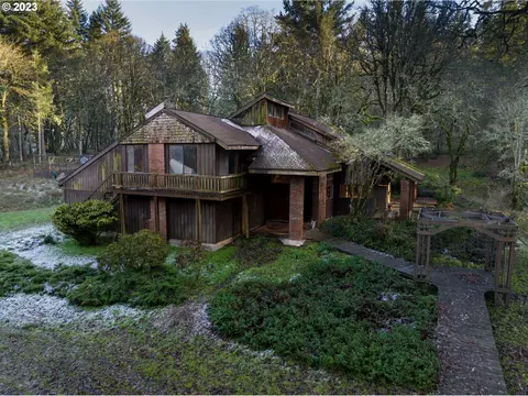 25643 Gap Rd, Brownsville, OR 97327