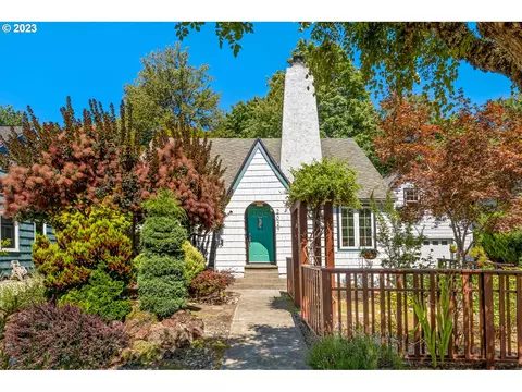 2027 N Skidmore Ct, Portland, OR 97217