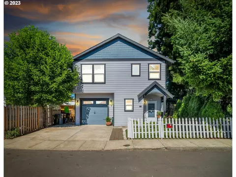 210 S Knott St, Canby, OR 97013